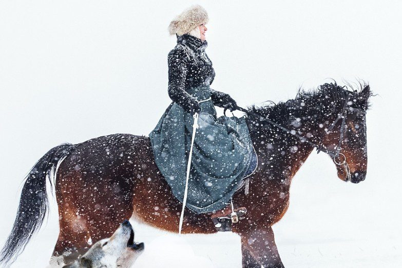 Annonce événements divers - FEmme Cavalière et loup
