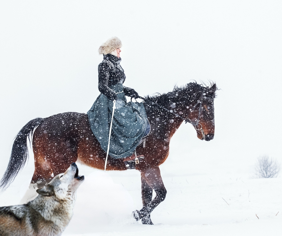 FEmme Cavalière et loup